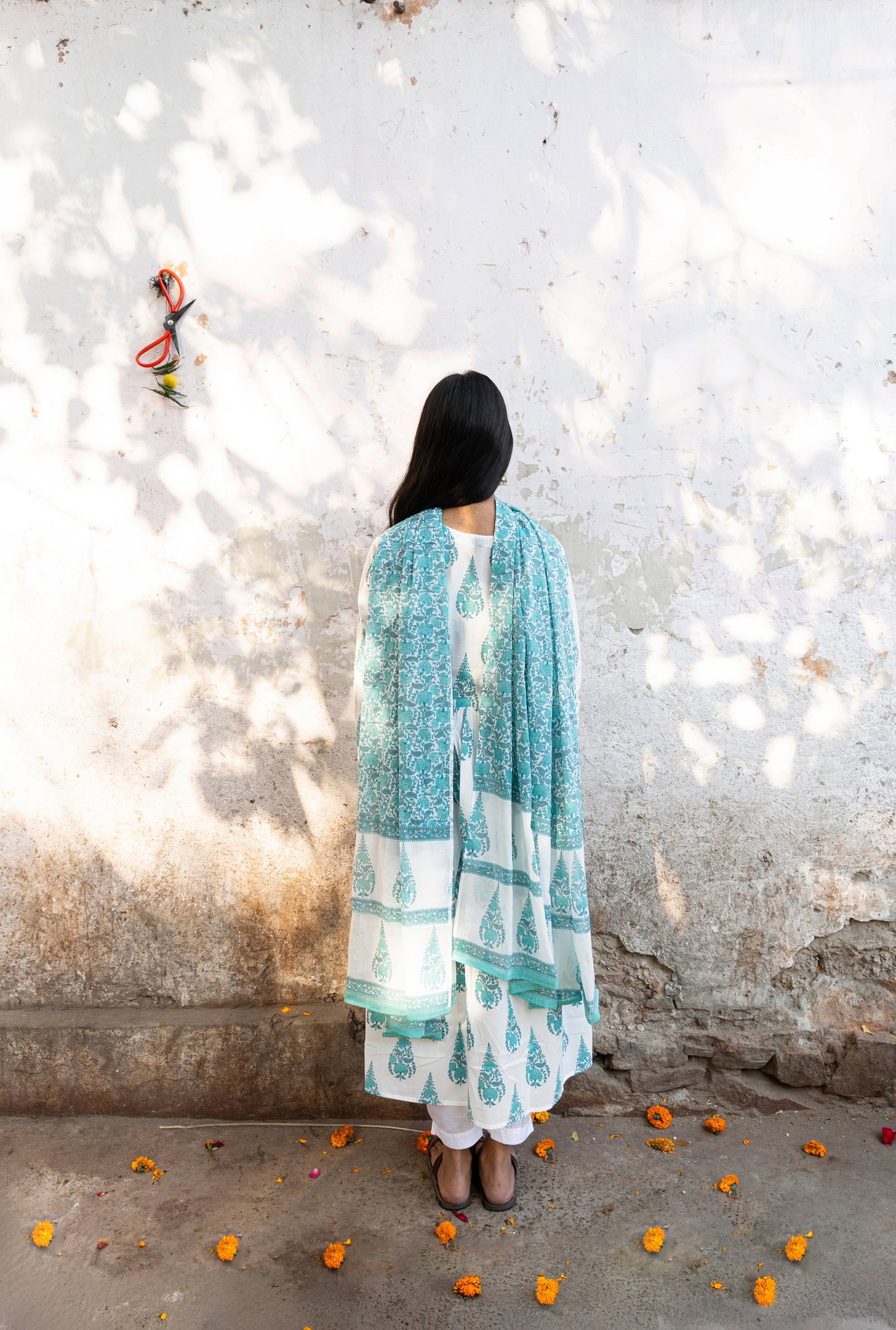 HouseOfNidhi Elegant White & Teal Cotton 60x60 Printed Kurti Set – Soft Premium Daily Wear